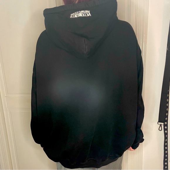Vetements Distressed Hoodie - Picture 9 of 9